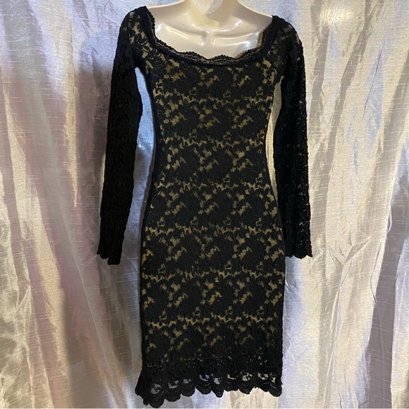 Black stretch lace dress, body lined beige fabric, NWT, SZ S long sleeved - Picture 5 of 9